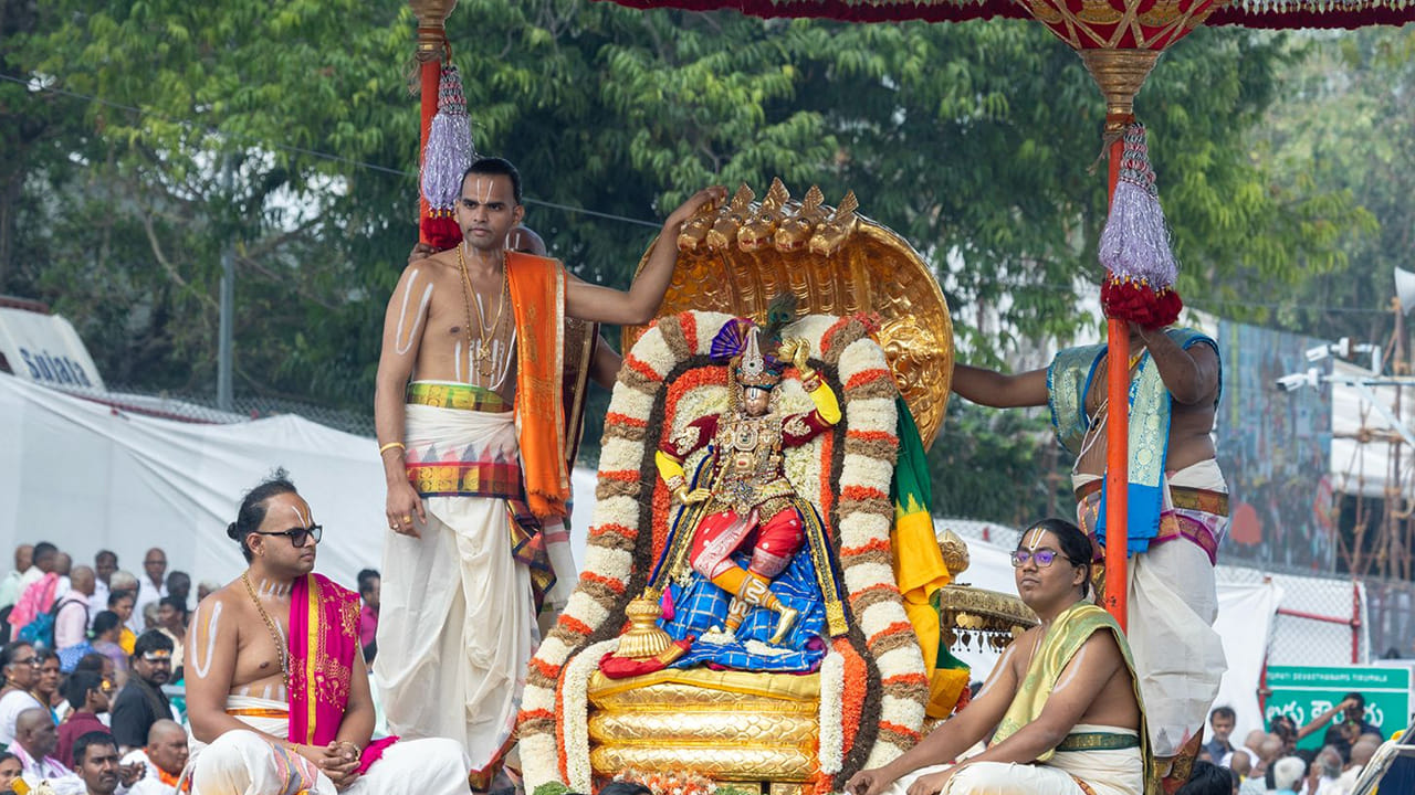 
చిన్నశేష వాహనానికి ఉన్న ప్రత్యేకత ఇదే!.. 
వైష్ణవ సంప్రదాయం ప్రకారం భగవంతుడిని ‘శేషి’గా, సమస్త ప్రపంచాన్ని ‘శేషభూతం’గా భావిస్తారు. నాగరాజైన వాసుకి స్వరూపాన్ని ప్రతిబింబించే చిన్నశేష వాహనం ఈ తాత్విక భావనకు ప్రతీకగా నిలుస్తుంది. చిన్నశేష వాహనంపై స్వామివారిని దర్శించుకోవడం వల్ల కుటుంబంలో శ్రేయస్సు కలుగుతుందని, కుండలినీ యోగసిద్ధికి సంబంధించిన ఫలాలు లభిస్తాయని భక్తుల విశ్వాసం.
