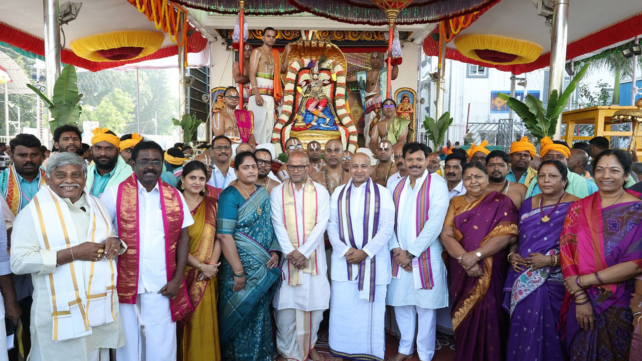 
 రాత్రి హంస వాహనంపై మలయప్పస్వామి..
నవరాత్రి బ్రహ్మోత్సవాల్లో భాగంగా మంగళవారం రాత్రి 7 గంటల నుంచి 9 గంటల వరకు శ్రీ మలయప్పస్వామివారు హంస వాహనంపై భక్తులకు దర్శనమివ్వనున్నారు. ఈ వాహనసేవను తిలకించేందుకు భక్తులు ఆసక్తిగా ఎదురుచూస్తున్నారు. 