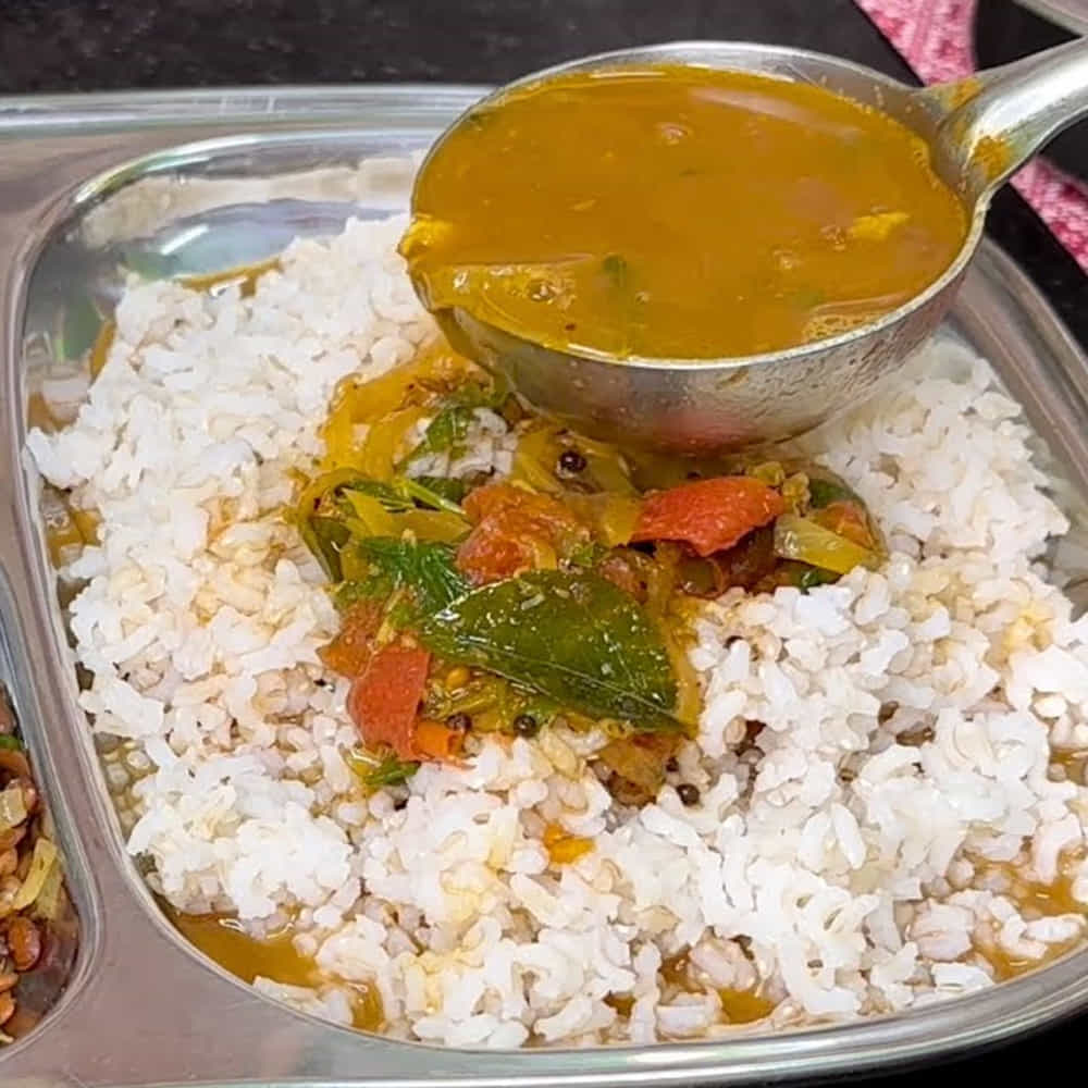 తయారీ విధానం: బాండీలో పావు కప్పు ఉలవలు వేసి మంటను పూర్తిగా లో ఫ్లేమ్లో ఉంచి దోరగా వేయించాలి. రంగు మారిపోకుండా, కమ్మటి సువాసన వచ్చే వరకు వేయించి పూర్తిగా చల్లారనివ్వాలి. చల్లారిన ఉలవలను మిక్సీ జార్లో వేసి వీలైనంత మెత్తటి ఫైన్ పౌడర్లా గ్రైండ్ చేసుకోవాలి.