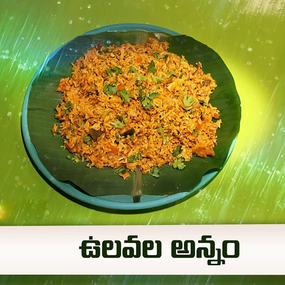 స్టవ్‌పై కుక్కర్ పెట్టి 1 టేబుల్ స్పూన్ నూనె, 1 టేబుల్ స్పూన్ నెయ్యి వేసి వేడిచేయాలి. నూనె వేడయ్యాక 1 టీస్పూన్ శనగపప్పు, 1 టీస్పూన్ ఆవాలు, 1 టీస్పూన్ జీలకర్ర, 1 టీస్పూన్ సోంపు గింజలు వేసి చిటపటలాడనివ్వాలి. ఆ తర్వాత సన్నగా తరిగిన 2 ఉల్లిపాయ ముక్కలు, దంచిన 10 వెల్లుల్లి రెబ్బలు, 3 పచ్చిమిర్చి చీలికలు వేసి ఉల్లిపాయలు మెత్తబడే వరకు మగ్గించాలి.
