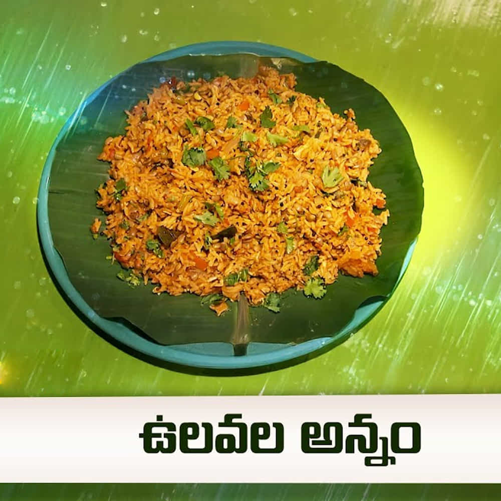 స్టవ్పై కుక్కర్ పెట్టి 1 టేబుల్ స్పూన్ నూనె, 1 టేబుల్ స్పూన్ నెయ్యి వేసి వేడిచేయాలి. నూనె వేడయ్యాక 1 టీస్పూన్ శనగపప్పు, 1 టీస్పూన్ ఆవాలు, 1 టీస్పూన్ జీలకర్ర, 1 టీస్పూన్ సోంపు గింజలు వేసి చిటపటలాడనివ్వాలి. ఆ తర్వాత సన్నగా తరిగిన 2 ఉల్లిపాయ ముక్కలు, దంచిన 10 వెల్లుల్లి రెబ్బలు, 3 పచ్చిమిర్చి చీలికలు వేసి ఉల్లిపాయలు మెత్తబడే వరకు మగ్గించాలి.