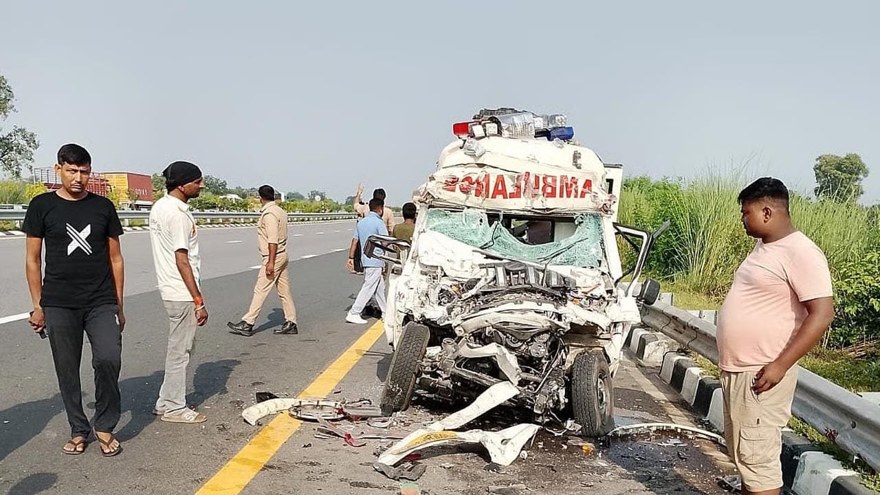 సైనికుడి పార్థివదేహంతో వెళ్తున్న అంబులెన్స్ ప్రమాదం.. నలుగురు మృతి