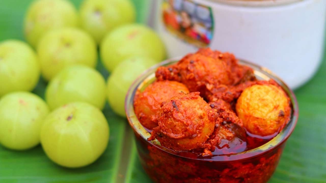 ఉసిరికాయలు ఆరిన తర్వాత, కాయల మీద ఉన్న సహజమైన లైన్స్ వెంట చాకుతో లోపల వరకు కోయండి. కొద్దిగా ఒత్తితే తొనలు సులభంగా విడిపోతాయి. గింజలను తీసివేసి, ఉసిరి తొనలను ఒక ప్లేట్లో పక్కన పెట్టుకోండి. ఒక పాన్లో ఒక టీస్పూన్ మెంతులు వేసి, చిన్న మంటపై ఎర్రగా వేయించండి. మాడిపోకుండా చూసుకోండి. వేగిన తర్వాత ఒక ప్లేట్లోకి తీసుకోండి. అదే పాన్లో ఒక టేబుల్స్పూన్ ఆవాలు వేసి, ఒక్క నిమిషం పాటు వేయించి స్టవ్ ఆఫ్ చేయండి. ఈ రెండింటినీ చల్లార్చి, మెత్తగా పొడి చేసుకోండి.
ఒక పెద్ద వెల్లుల్లి గడ్డను కచ్చాపచ్చాగా గ్రైండ్ చేసి లేదా దంచి పక్కన పెట్టుకోండి.