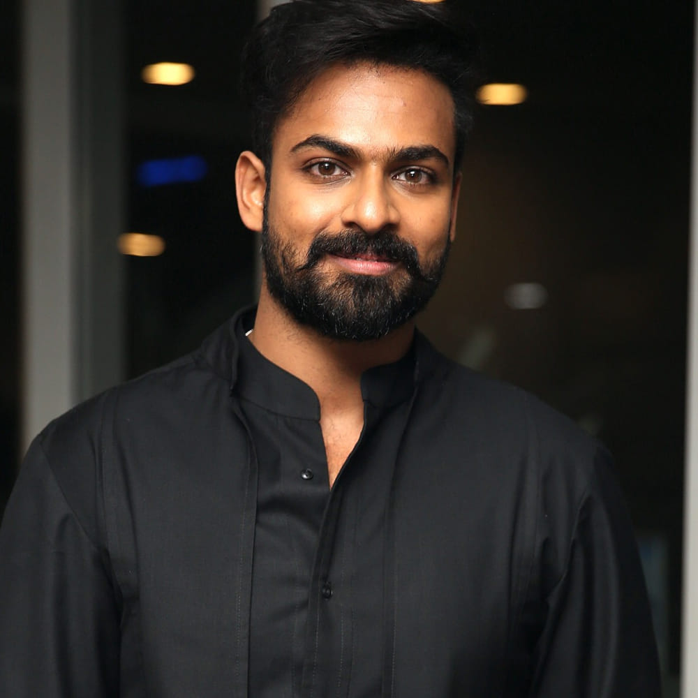 ఇక రెండో ప్రాజెక్ట్ కోసం వైష్ణవ్ తేజ్ దర్శకుడు వీఐ ఆనంద్తో చేతులు కలపనున్నట్లు ప్రచారం సాగుతోంది. విభిన్నమైన కథాంశాలు, కొత్త తరహా స్క్రీన్ప్లేతో సినిమాలు రూపొందించే దర్శకుడిగా వీఐ ఆనంద్కు గుర్తింపు ఉంది. దీంతో వీరిద్దరి కాంబినేషన్పై ఆసక్తి నెలకొంది. ఈ సినిమాను ప్రముఖ నిర్మాత శ్రీనివాస చిట్టూరి నిర్మించే అవకాశాలున్నట్లు సమాచారం. ఈ ప్రాజెక్టు ఖరారైతే వైష్ణవ్ తేజ్ కెరీర్లో మరో విభిన్నమైన ప్రయత్నంగా నిలిచే అవకాశం ఉందట.