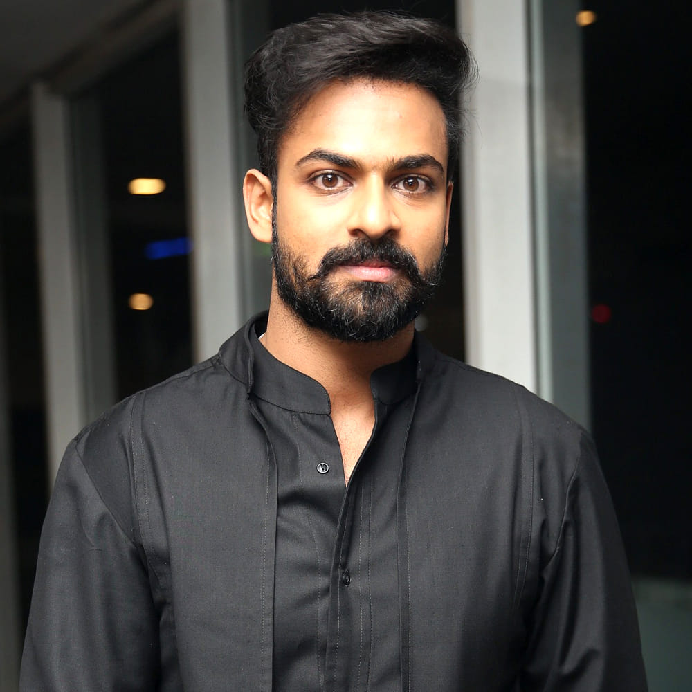 వైష్ణవ్ తేజ్ లైనప్లో ఆసక్తి రేకెత్తిస్తున్న మరో ప్రాజెక్ట్ దర్శకుడు పరశురామ్ పెట్లతో ఉండనున్నట్లు తెలుస్తోంది. గీత గోవిందంతో భారీ విజయాన్ని అందుకున్న పరశురామ్, యువతతో పాటు కుటుంబ ప్రేక్షకులను ఆకట్టుకునే కథలను తెరకెక్కించడంలో గుర్తింపు పొందారు. ఈ చిత్రాన్ని ప్రముఖ నిర్మాత దిల్ రాజుకు చెందిన శ్రీ వెంకటేశ్వర క్రియేషన్స్ బ్యానర్పై నిర్మించనున్నట్లు ప్రచారం జరుగుతోంది. వైష్ణవ్ తేజ్కు సరిపోయే యూత్ఫుల్ ఫ్యామిలీ ఎంటర్టైనర్ కథను దర్శకుడు సిద్ధం చేస్తున్నట్లు సమాచారం. కథపై మరింత కసరత్తు జరుగుతోందని, పూర్తి స్థాయి స్క్రిప్ట్ సిద్ధమైన తర్వాత ఇతర వివరాలపై స్పష్టత వచ్చే అవకాశం ఉందని తెలుస్తోంది.