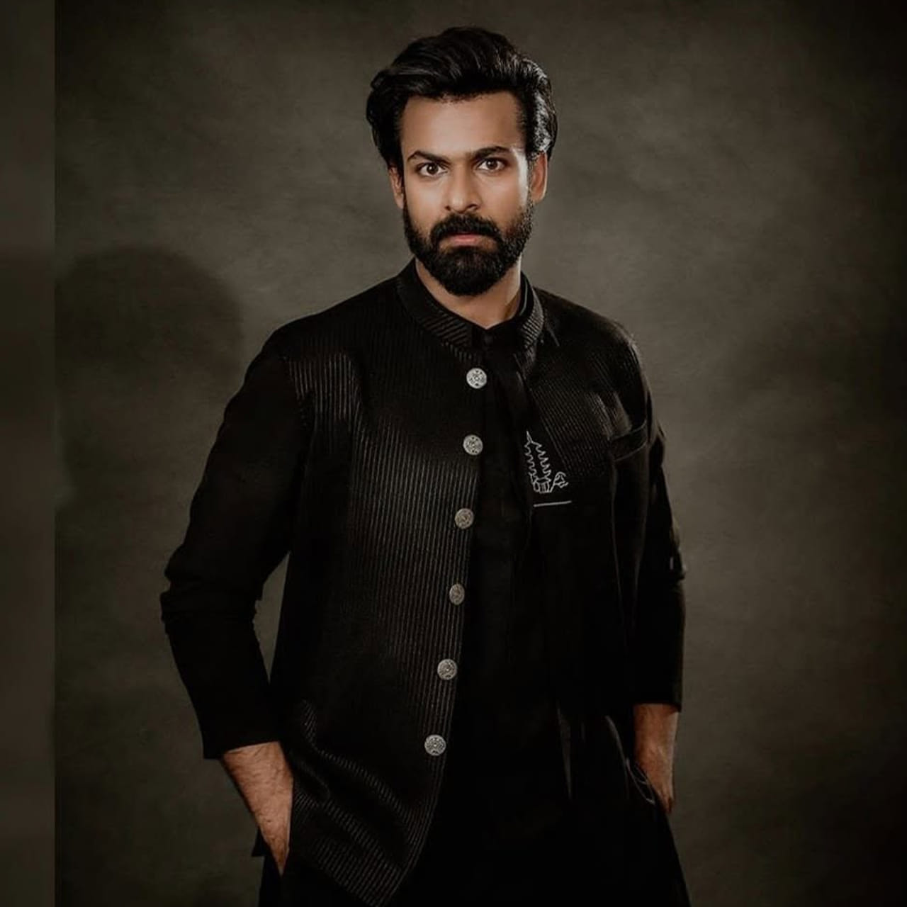 మెగా హీరో పంజా వైష్ణవ్ తేజ్ మళ్లీ తన సత్తా చాటేందుకు సిద్ధమవుతున్నాడా.? తొలి సినిమా ‘ఉప్పెన’తోనే ప్రేక్షకుల్లో భారీ క్రేజ్ సంపాదించుకున్న ఈ యంగ్ హీరో, కొంతకాలంగా సినిమాలకు దూరంగా ఉంటున్నాడు. అయితే ఇప్పుడు తన తదుపరి సినిమాల విషయంలో ఆచితూచి అడుగులు వేస్తూ, ఒకేసారి మూడు ప్రాజెక్టులను లైన్లో పెట్టినట్లు టాలీవుడ్లో చర్చ సాగుతోంది. వరుస పరాజయాల నుంచి బయటపడి, కెరీర్కు కొత్త ఊపునివ్వాలనే లక్ష్యంతో వైష్ణవ్ తేజ్ ఈసారి విభిన్నమైన కథలను ఎంచుకుంటున్నట్లు తెలుస్తోంది.