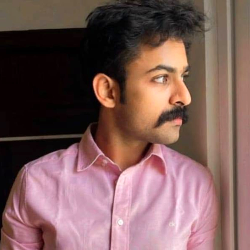 ఆదికేశవ విడుదల తర్వాత వైష్ణవ్ తేజ్ నుంచి కొత్త సినిమా ప్రేక్షకుల ముందుకు రాలేదు. ఈ విరామం నేపథ్యంలో ఆయన తదుపరి ప్రాజెక్టులపై ఆసక్తి పెరిగింది. ఇప్పుడు అందుతున్న సమాచారం ప్రకారం, కథల ఎంపికలో ప్రత్యేక శ్రద్ధ తీసుకుంటూ కొత్త సినిమాలను సిద్ధం చేసుకుంటున్నట్లు తెలుస్తోంది. ఈసారి కేవలం సినిమాలు చేయడమే కాకుండా, ప్రేక్షకులకు నచ్చే కథలు, బలమైన వినోదం, తనకు సరిపోయే పాత్రలతో తిరిగి విజయాల బాట పట్టాలని వైష్ణవ్ తేజ్ భావిస్తున్నట్లు సమాచారం. ఈ క్రమంలో ముగ్గురు దర్శకులతో వేర్వేరు ప్రాజెక్టులు చర్చల్లోకి రావడం ఆసక్తికరంగా మారింది.వైష్ణవ్ తేజ్ నెక్స్ట్ ప్రాజెక్టుల్లో ఒకటి ఏకే ఎంటర్టైన్మెంట్స్ బ్యానర్లో రూపొందనున్నట్లు ప్రచారం జరుగుతోంది. ప్రముఖ నిర్మాత అనిల్ సుంకర నిర్మాణంలో తెరకెక్కనున్న ఈ చిత్రానికి మహేష్ సూరపనేని దర్శకత్వం వహించనున్నట్లు సమాచారం.