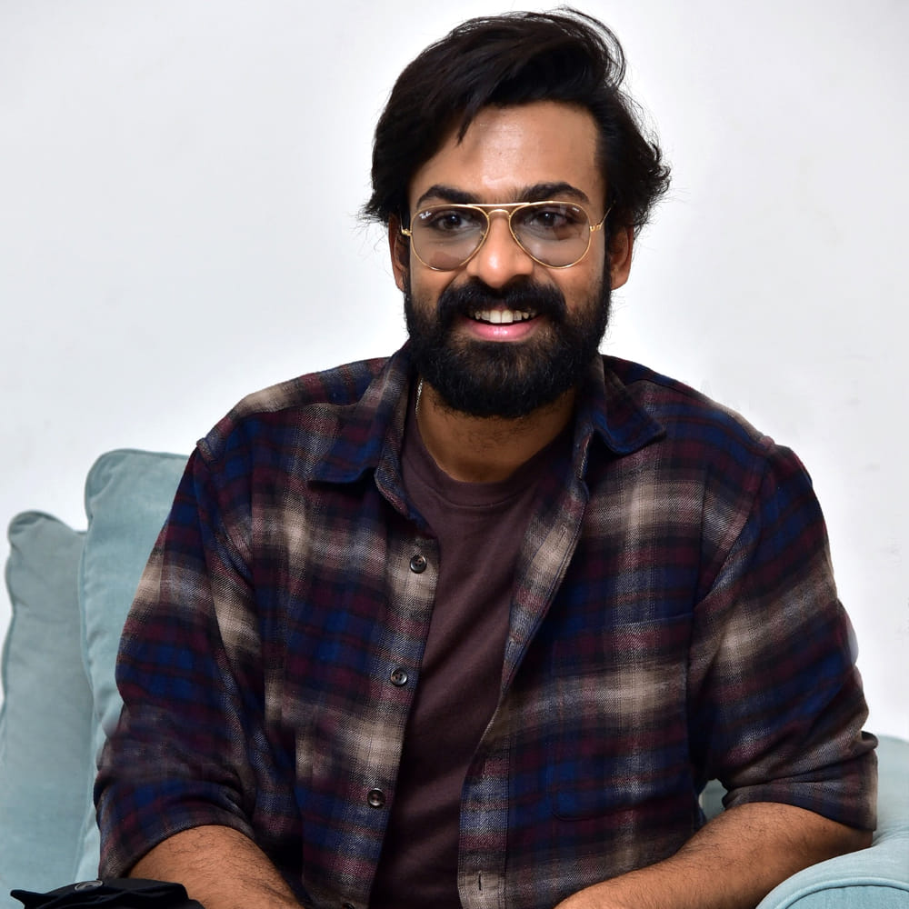 2021లో విడుదలైన ‘ఉప్పెన’ సినిమాతో వైష్ణవ్ తేజ్ హీరోగా టాలీవుడ్లో అడుగుపెట్టాడు. బుచ్చిబాబు సానా దర్శకత్వంలో తెరకెక్కిన ఈ ప్రేమకథ ప్రేక్షకులను ఆకట్టుకోవడంతో పాటు బాక్సాఫీస్ వద్ద మంచి విజయాన్ని అందుకుంది. ఈ చిత్రంతో వైష్ణవ్ తేజ్కు ఒక్కసారిగా గుర్తింపు లభించింది. తొలి సినిమాతోనే విజయాన్ని అందుకోవడంతో ఆయనపై భారీ అంచనాలు ఏర్పడ్డాయి. అయితే ఆ తర్వాత వచ్చిన సినిమాలు మాత్రం అదే స్థాయిలో విజయాన్ని అందుకోలేకపోయాయి. క్రిష్ దర్శకత్వంలో వచ్చిన కొండపొలం విభిన్నమైన కథాంశంతో ప్రేక్షకుల ముందుకు వచ్చినప్పటికీ, బాక్సాఫీస్ వద్ద ఆశించిన ఫలితాన్ని సాధించలేదు. అనంతరం విడుదలైన రంగ రంగ వైభవంగా, ఆదికేశవ చిత్రాలు కూడా కమర్షియల్గా నిరాశపరిచాయి. దీంతో వైష్ణవ్ తేజ్ తన తదుపరి సినిమాల ఎంపికపై మరింత దృష్టి పెట్టాల్సిన పరిస్థితి ఏర్పడింది.