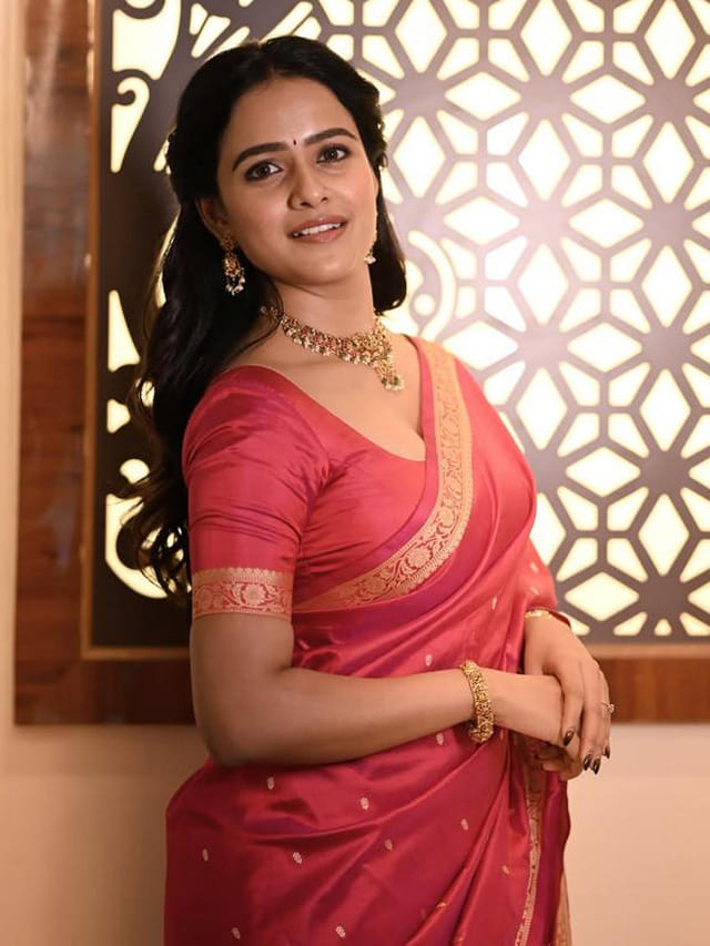 స్పైసీ లుక్ లో సెగలు రేపుతున్న వైష్ణవి చైతన్య