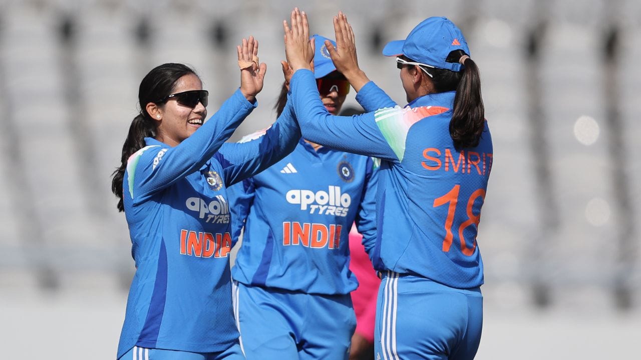 IND W vs ZIM W: 5 వికెట్లతో చెలరేగిన వైష్ణవి శర్మ.. టీమిండియా ముందు ఈజీ టార్గెట్..!