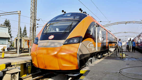 Vande Bharat Sleeper: ఈ రూట్లో త్వరలో వందే భారత్ స్లీపర్ రైలు.. షెడ్యూల్ ఫిక్స్ చేసిన రైల్వేశాఖ..! డీటైల్స్ ఇవిగో..