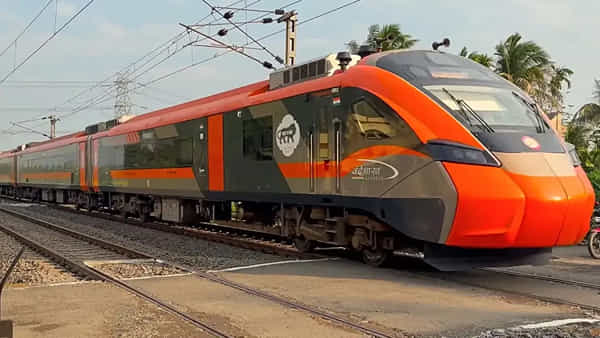 Vande Bharat Sleeper: ఏపీ మీదుగా వందే భారత్ స్లీపర్ ట్రైన్ ఫిక్స్.. టైమింగ్స్ కన్ఫామ్..! టికెట్ ధర ఎంతంటే..?
