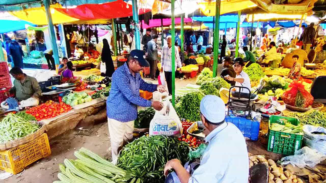 ఇక కిలో కీరదోస రూ.28, సొరకాయ రూ.20, పొట్లకాయ రూ.24, కందగడ్డ రూ.28, ఉల్లిపాయ రూ.40, పచ్చి మామిడి రూ.15–20, అరటికాయ రూ.9–10, చామగడ్డ రూ.44, ముల్లంగి రూ.6–8, చిలగడదుంప రూ.40, గుమ్మడికాయ రూ.40వి విక్రయిస్తున్నారు. అాగే నిమ్మకాయలు డజను రూ.50–60, మునగకాయ రూ.100, బొప్పాయి రూ.50, పుట్టగొడుగులు (200 గ్రాములు) రూ.45, ఎండుమిర్చి రూ.280, పాత అల్లం రూ.180, కొత్త అల్లం రూ.120, వెల్లుల్లి రూ.260, చింతపండు రూ.160, ఎర్ర మిర్చి రూ.80, ఉసిరి రూ.100, కరివేపాకు రూ.60, పరవల్ రూ.40, వేరుశెనగ రూ.50, లోబియా రూ.40, టీసెల్ గార్డ్ రూ.100కి అమ్ముతున్నారు.
