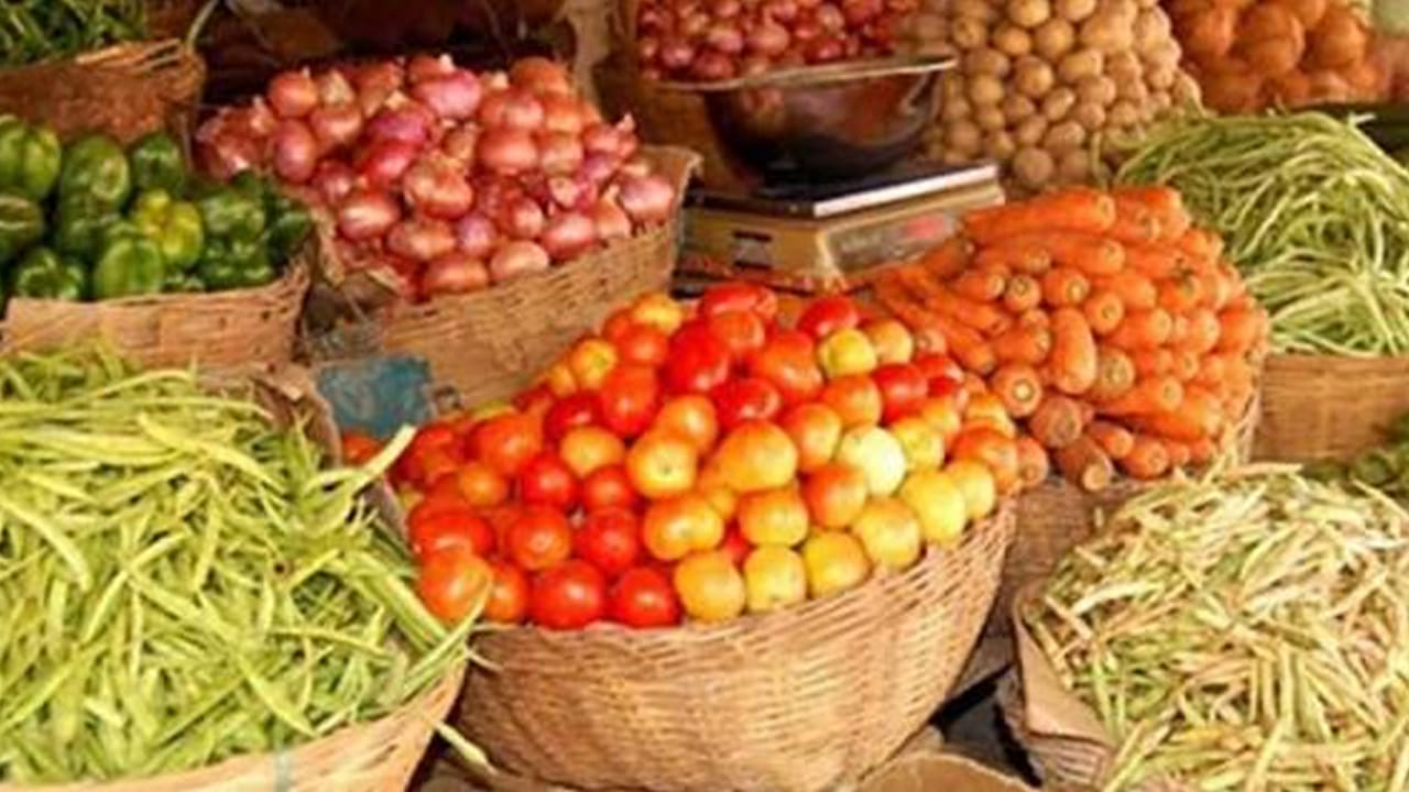 ఇటీవల తెలుగు రాష్ట్రాల్లో కిలో ఉల్లి రూ.80 వరకు చేరుకుంది. దీంతో ఏపీ ప్రభుత్వం రైతు బజార్ల ద్వారా కిలో ఉల్లి రూ.35కే విక్రయించింది. ప్రస్తుతం ఉల్లి ధరలు తగ్గడంతో సామాన్యులు ఊరట చెందుతున్నారు. అలాగే టమాటా ధరలు కూడా తగ్గుతున్నాయి. రాబోయే రోజుల్లో ధరలు ఎలా ఉంటాయో చూద్దాం.