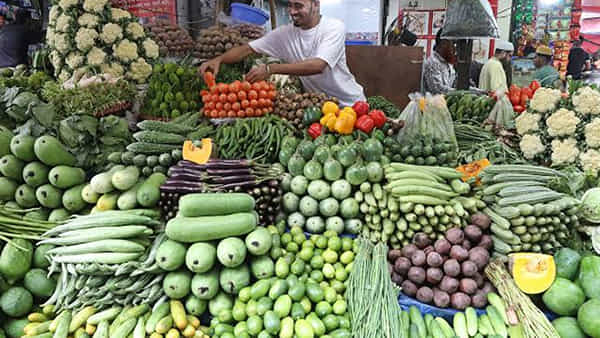 Vegetable Prices: పండుగ వేళ కూరగాయల ధరలకు రెక్కలు.. తెలుగు రాష్ట్రాల్లో ఇవాల్టీ రేట్లు ఇవే.. ఏవేవి ఎంత ఉన్నాయంటే..?