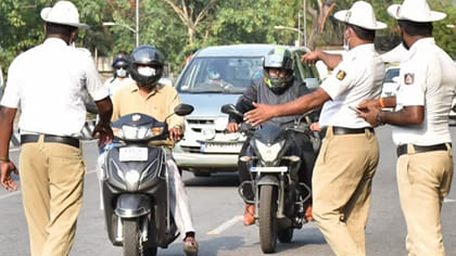 పోలీసుల టాలెంట్‌ మామూలుగా లేదుగా.. వాహనాల తనిఖీలో షాకింగ్‌ ఘటన