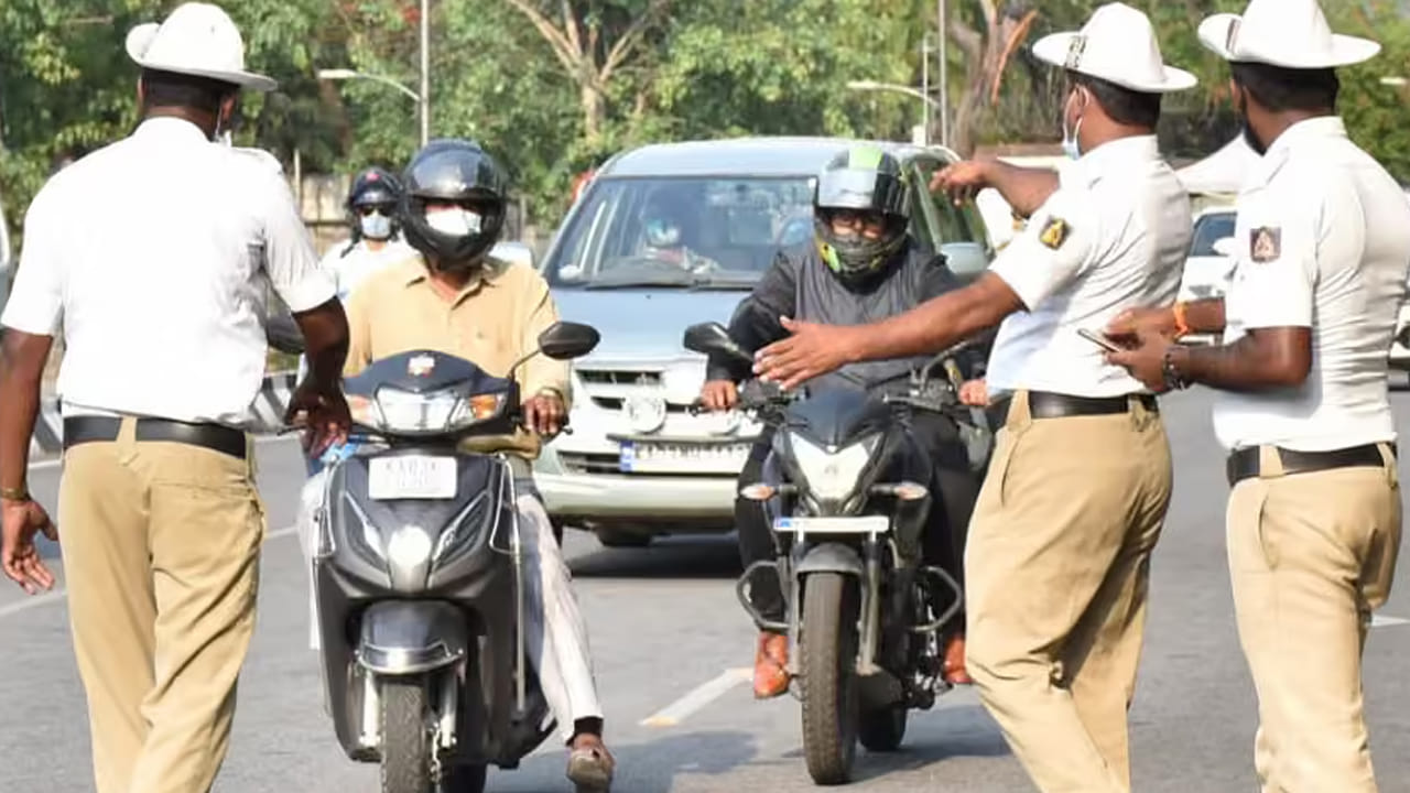 ఈ ఇన్ఫర్మేషన్ ఎలా అందింది సార్.. వాహనాల తనిఖీలో పోలీసులకు షాకింగ్ ఘటన..!