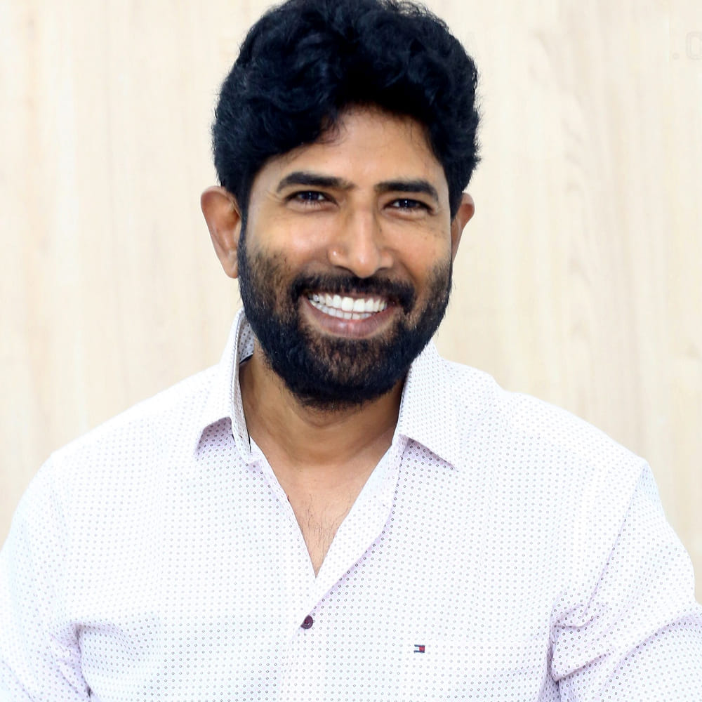 ముఖ్యంగా కామెడీ సన్నివేశాల్లో ఆయన చూపించే టైమింగ్, అమాయకంగా కనిపించే హావభావాలు ప్రేక్షకులను ఎంతగానో ఆకట్టుకున్నాయి. దీంతో అప్పట్లో వేణు సినిమాలకు కుటుంబ ప్రేక్షకుల్లో మంచి ఆదరణ లభించింది. కెరీర్ ప్రారంభంలో వరుస విజయాలు అందుకున్న వేణు తొట్టెంపూడికి ఆ తర్వాత కాలంలో ఆశించిన స్థాయిలో విజయాలు దక్కలేదు. వరుస పరాజయాల ప్రభావంతో హీరోగా అవకాశాలు తగ్గుతూ వచ్చాయి. ఈ క్రమంలో ఎన్టీఆర్ హీరోగా నటించిన దమ్ము సినిమాలో సహాయక పాత్రలో కనిపించారు.
