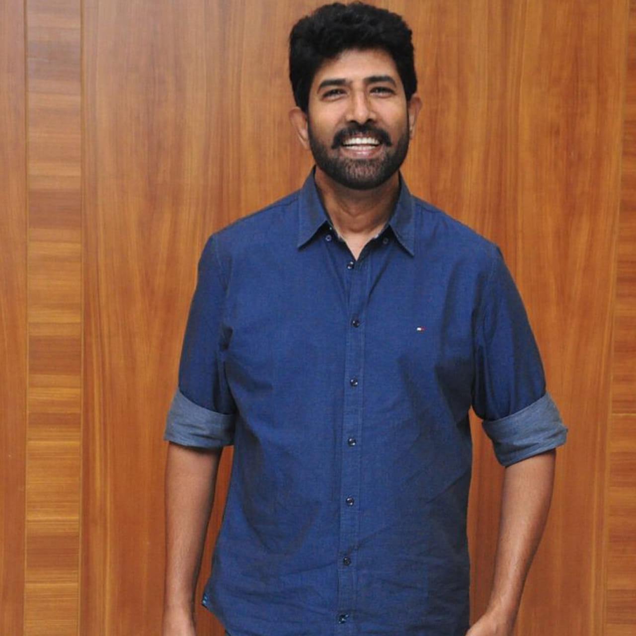 తెలుగు సినీ పరిశ్రమలో తనదైన కామెడీ టైమింగ్, సహజమైన నటనతో ప్రత్యేక గుర్తింపు తెచ్చుకున్న హీరోల్లో వేణు తొట్టెంపూడి ఒకరు. ఎలాంటి హడావిడి లేకుండా సింపుల్గా కనిపిస్తూ ప్రేక్షకులను నవ్వించడంలో ఆయనకు ప్రత్యేకమైన శైలి ఉంది. ముఖ్యంగా ఫ్యామిలీ ఎంటర్టైనర్ సినిమాలతో ఒకప్పుడు టాలీవుడ్లో మంచి క్రేజ్ సంపాదించుకున్నారు. అయితే కొంతకాలంగా సినిమాలకు దూరంగా ఉంటున్న వేణు గురించి తాజాగా ఒక ఆసక్తికరమైన విషయం సోషల్ మీడియాలో చర్చనీయాంశంగా మారింది. ఓ యంగ్ హీరోయిన్తో కలిసి నటించే విషయంలో ఆయన అభ్యంతరం వ్యక్తం చేసినట్లు ప్రచారం జరుగుతోంది. ఇంతకీ ఆ కథేంటి?
