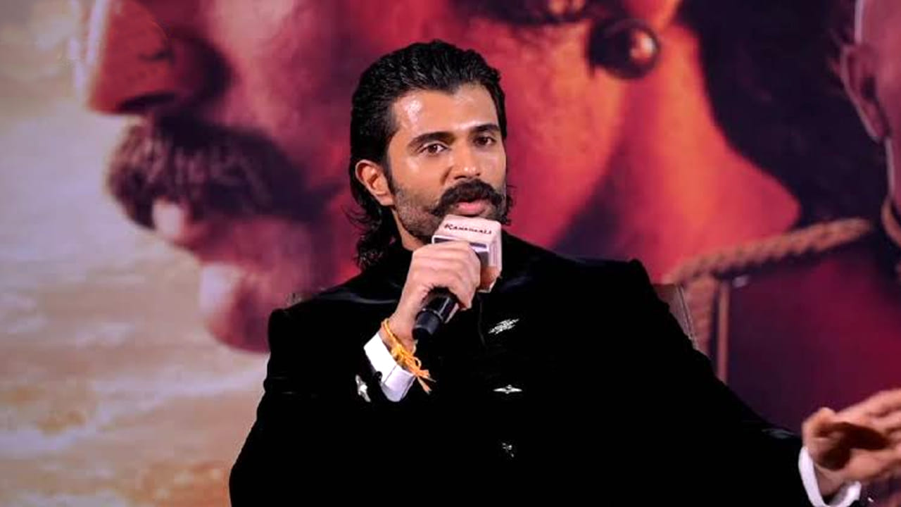 ఆ సీన్ చూసి మా అమ్మ బోరున ఏడ్చేసింది.. అది సినిమానే అని చెప్పిన కన్నీళ్లు ఆపుకోలేకపోయింది: విజయ్ దేవరకొండ