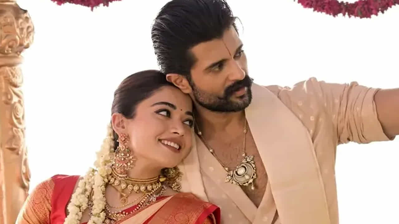 సినీ ఇండస్ట్రీలో కొన్ని సినిమాలు ఒకరి కెరీర్ను పూర్తిగా మార్చేస్తుంటాయి. మరికొన్ని చిత్రాలు నటీనటుల జీవితాల్లో ప్రత్యేకమైన జ్ఞాపకాలుగా మిగిలిపోతాయి. అలాంటి సినిమాల్లో విజయ్ దేవరకొండ, రష్మిక మందన్న జంటగా నటించిన ‘గీత గోవిందం’ ఒకటి. ఈ సినిమా బాక్సాఫీస్ వద్ద ఘన విజయాన్ని అందుకోవడమే కాకుండా.. ఈ జోడీకి ప్రేక్షకుల్లో ప్రత్యేకమైన క్రేజ్ను తీసుకొచ్చింది. అయితే ఈ సినిమాలో మొదట హీరోయిన్గా మరో నటిని అనుకున్నారట.