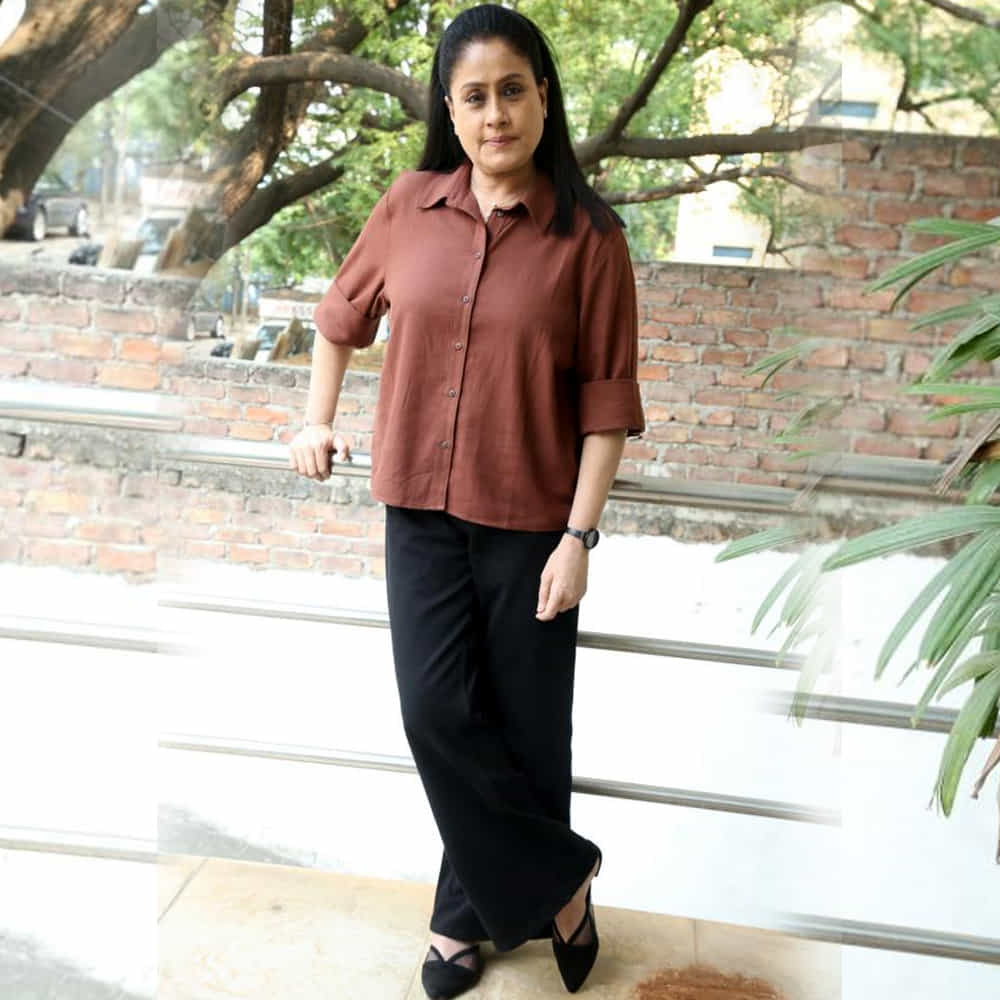 తన హీరో ఇమేజ్ వచ్చిన తర్వాత కూడా గ్యాంగ్ లీడర్, మెకానిక్ అల్లుడు వంటి చిత్రాలు చేశానని గుర్తు చేశారు. హీరోయిన్గా యాక్షన్ సినిమాలు చేయడం, అత్యధిక పారితోషికం తీసుకునే నటిగా మారడం ఊహించనిదని, అది దైవదత్తమని ఆమె అన్నారు. సుమారు 60 మంది హీరోలతో (కొత్తవారు, చిన్నవారు, అందరితో) పనిచేశానని తెలిపారు. జీవితం క్షణభంగురమని, మాయ అని విజయశాంతి తన వ్యక్తిగత తత్వాన్ని పంచుకున్నారు. "ఏది తీసుకువెళ్ళం మనం. ఒకటే ఒకటి తీసుకువెళ్ళేది ఒక మంచి పేరు ఒకటి తీసుకువెళ్తాం" అని అన్నారు.