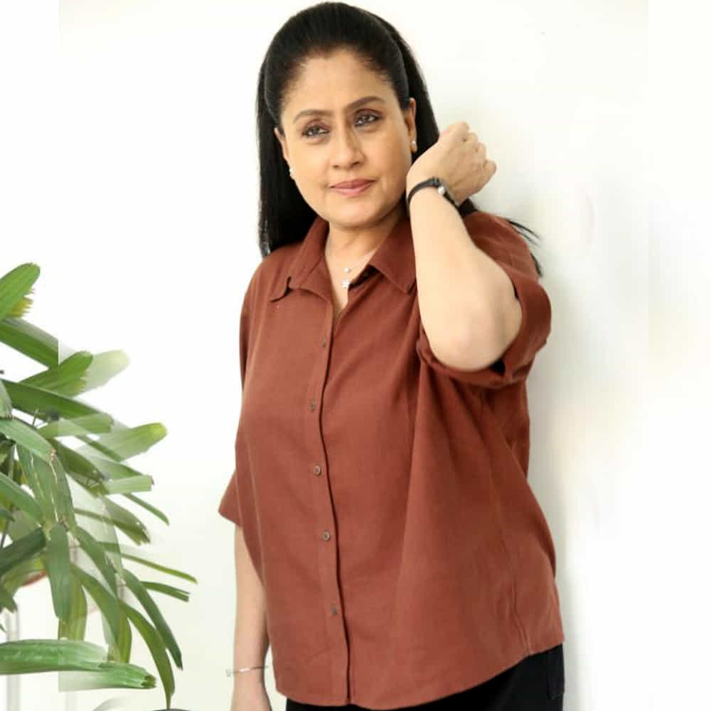 నిప్పురవ్వ సినిమా తర్వాత బాలకృష్ణతో మళ్లీ సినిమా చేయకపోవడానికి గల కారణాలను వివరించారు. "పరిస్థితులను బట్టి ఆ రోజుకి వేరే సినిమాలు కమిట్మెంట్లు బట్టి" అని చెబుతూనే, ఆ తర్వాత తనకు "హీరో ఇమేజ్" వచ్చిందని, హీరోయిన్ సబ్జెక్టులపై ఎక్కువ దృష్టి పెట్టాల్సి వచ్చిందని అన్నారు. తన రెమ్యూనరేషన్ కూడా పెరిగిపోయిందని, "నేచురల్గా నేను ఒక హీరో అయిపోయాను కాబట్టి ఇంకా నా సినిమాలు నేను చేసుకుంటూ ముందుకు వెళ్లాల్సి వచ్చింది" అని పేర్కొన్నారు.