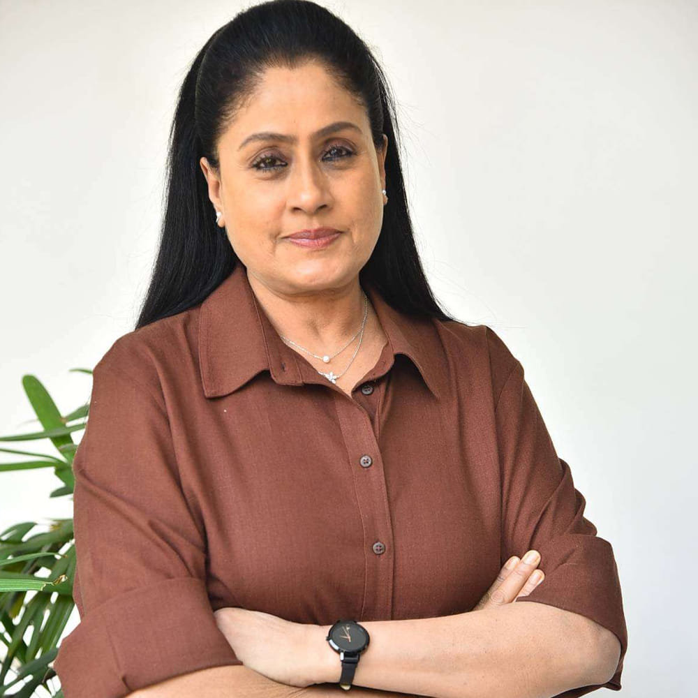పది మందికి సాయం చేయడం, కష్టాల్లో ఉన్నవారిని ఆదుకోవడం ముఖ్యమని నొక్కి చెప్పారు. స్వార్థం, పిసినారితనం పనికిరాదని, చనిపోయిన తర్వాత మంచి పేరు మాత్రమే మిగులుతుందని ఆమె అభిప్రాయపడ్డారు. తల్లి తెలంగాణ పార్టీ కింద తాను అనేక వైద్య సేవలు, ఆర్థిక సహాయాలు చేసినప్పటికీ, వాటిని ఎప్పుడూ ప్రచారం చేసుకోలేదని అన్నారు. పబ్లిసిటీ చేయడం సేవ కాదని, అది స్వార్థం కోసం అన్నట్టు ఉంటుందని ఆమె పేర్కొన్నారు. "నాకు తోచింది నేను చేసుకుంటూ వెళ్ళిపోతూ ఉంటాను" అన్నది తన ఆలోచన విధానమని, ఇతరులకు సహాయం చేయడం ద్వారా తనకు ఆనందం, తృప్తి లభిస్తాయని విజయశాంతి వెల్లడించారు.