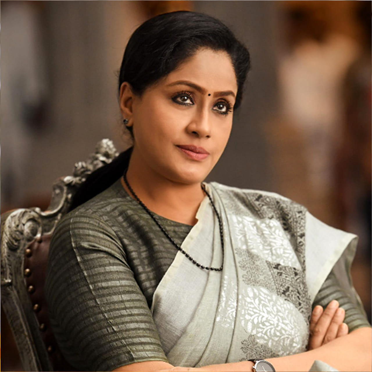 ప్రముఖ నటి, రాజకీయ నాయకురాలు విజయశాంతి ఓ ఇంటర్వ్యూలో తన జీవితంలోని కీలక ఘట్టాలను, నిర్ణయాలను వెల్లడించారు. రాజకీయ ప్రవేశం, సినీ కెరీర్లో వచ్చిన మార్పులు, తన వ్యక్తిగత తత్వంపై ఆమె చేసిన వ్యాఖ్యలు వైరల్ అవుతున్నాయి. రాజకీయాల్లోకి రావాలనే తన నిర్ణయం వెనుక తెలంగాణ ఇష్యూ బలంగా ఉందని విజయశాంతి తెలిపారు. రజాకార్ల నిజాం పరిపాలన సమయంలో తన తాతగారి కుటుంబం ఎదుర్కొన్న కష్టాలను గుర్తు చేసుకున్నారు. "మా తాత ఆస్తి మొత్తం ఎటూరు నగరం వదిలి చెన్నైకి వెళ్లిపోయారు.