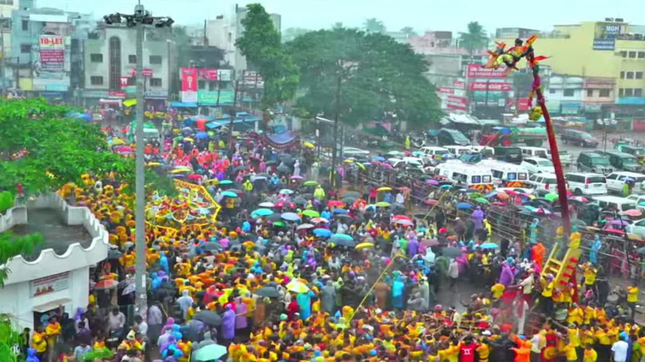 వైభవంగా శ్రీపైడితల్లి అమ్మవారి సిరిమానోత్సవం.. ఆర్నబ్ తుఫాన్ను కూడా లెక్కచేయని భక్తజనం