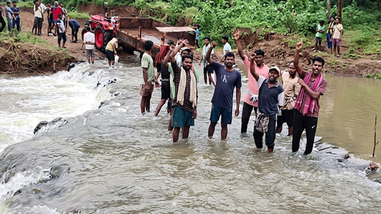 Andhra: రాత్రికి రాత్రే రాతికట్టు వారధి నిర్మించిన గ్రామస్థులు..