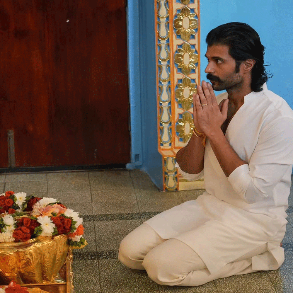శ్రీ సత్యసాయి బాబా కొలువైన పుట్టపర్తి ఆధ్యాత్మికంగా ఎంతో ప్రసిద్ధి చెందింది. దేశవిదేశాల నుంచి భక్తులు ఇక్కడికి వచ్చి సత్యసాయి బాబాను దర్శించుకుంటారు. ఈ నేపథ్యంలో విజయ్ దేవరకొండ, రష్మిక మందన్న పుట్టపర్తిలో ప్రత్యేక పూజలు నిర్వహించారనే వార్త సినీ వర్గాల్లో ఆసక్తిని పెంచుతోంది.