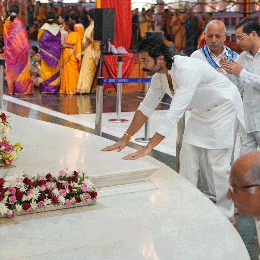 టాలీవుడ్‌లో ప్రస్తుతం ఎక్కడ చూసినా విరోష్ జంట గురించే చర్చ నడుస్తోంది. విజయ్ దేవరకొండ, రష్మిక మందన్న జంటకు సంబంధించిన ఏ వార్త బయటకు వచ్చినా అభిమానుల్లో ఆసక్తి పెరుగుతోంది. ఈ క్రమంలో పుట్టపర్తిలో ఈ జంట ప్రత్యేక పూజలు నిర్వహించినట్లు వస్తున్న వార్తలు ఆసక్తికరంగా మారాయి. తమ అభిమాన తారల ఆధ్యాత్మిక పర్యటన గురించి తెలుసుకునేందుకు ఫ్యాన్స్ ఆసక్తి చూపిస్తున్నారు.