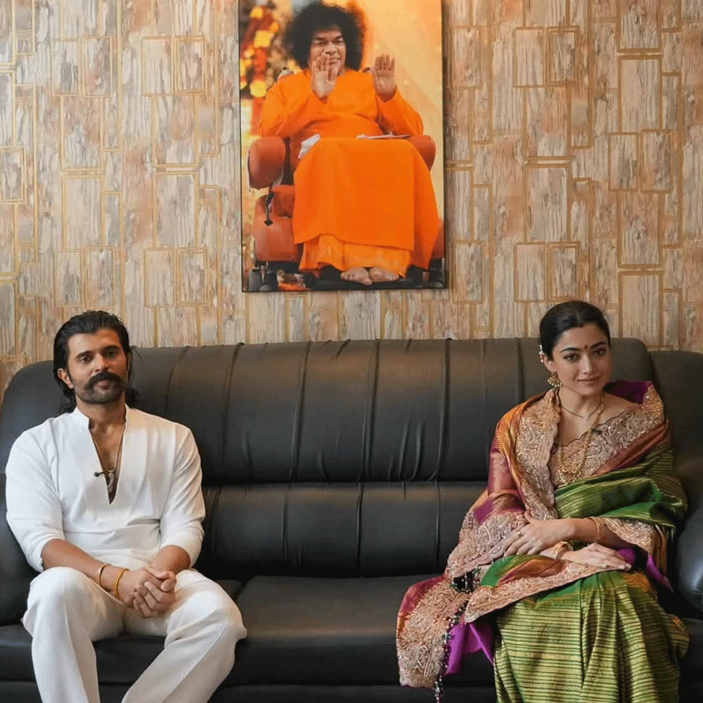టాలీవుడ్‌లో విరోష్ జంటగా అభిమానుల మనసులు గెలుచుకున్న విజయ్ దేవరకొండ, రష్మిక మందన్న కలిసి నటిస్తున్న తాజా చిత్రం ‘రణబాలి’. పెళ్లి తర్వాత ఈ జంట కలిసి తెరపై కనిపించనున్న సినిమా కావడంతో దీనిపై ప్రేక్షకుల్లో ఆసక్తి పెరిగింది. పీరియాడికల్ యాక్షన్ డ్రామాగా తెరకెక్కిన ఈ చిత్రానికి రాహుల్ సాంకృత్యాన్ దర్శకత్వం వహిస్తున్నారు. అక్టోబర్ 16న ప్రేక్షకుల ముందుకు తీసుకొచ్చేందుకు చిత్ర బృందం సిద్ధమైంది.