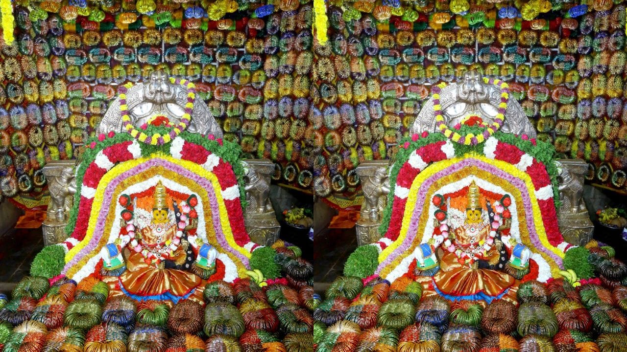 ఇక నాలుగవ రోజు ధైర్యలక్ష్మి అలంకారంలో అమ్మవారు భక్తులకు దర్శనమివ్వగా.. ఆ రోజు అమ్మవారికి తులసి పూజ నిర్వహించారు. ఐదవ రోజు సంతానలక్ష్మిగా అమ్మవారిని అలంకరించారు. కలువ పూజను కన్నుల పండువగా చేశారు. ఇక ఆరవ రోజు విద్యాలక్ష్మి అలంకారంలో శ్రీ పుష్పయాగాన్ని నిర్వహించారు. ఏడవ రోజు విజయలక్ష్మి అలంకారంలో గులాబీల పూజ చేశారు.