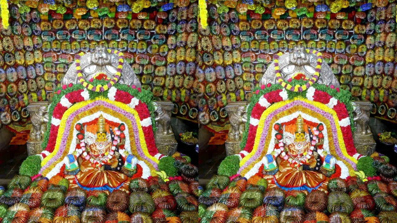 ఇక నాలుగవ రోజు ధైర్యలక్ష్మి అలంకారంలో అమ్మవారు భక్తులకు దర్శనమివ్వగా.. ఆ రోజు అమ్మవారికి తులసి పూజ నిర్వహించారు. ఐదవ రోజు సంతానలక్ష్మిగా అమ్మవారిని అలంకరించారు. కలువ పూజను కన్నుల పండువగా చేశారు. ఇక ఆరవ రోజు విద్యాలక్ష్మి అలంకారంలో శ్రీ పుష్పయాగాన్ని నిర్వహించారు. ఏడవ రోజు విజయలక్ష్మి అలంకారంలో గులాబీల పూజ చేశారు.