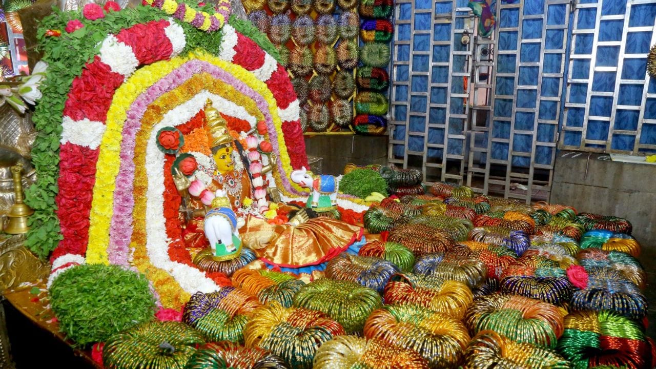 ఉత్తరాంధ్ర ఇలవేల్పు విశాఖలోని శ్రీ కనకమహాలక్ష్మి అమ్మవారి ఆలయంలో దేవీ నవరాత్రి మహోత్సవాలు ఘనంగా జరుగుతున్నాయి. అక్టోబర్ 11 నుంచి ఆలయంలో అమ్మవారికి మొదలైన ప్రత్యేక పూజలు తొమ్మిది రోజుల పాటు కొనసాగనున్నాయి. ఒక్కో రోజు ఒక్కో రూపంలో దర్శనమిస్తున్న అమ్మవారిని ప్రత్యేకంగా అలంకరించి పూజిస్తున్నారు భక్తులు.