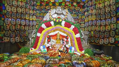 గజలక్ష్మిగా కనకమహాలక్ష్మి అమ్మవారు.. లక్ష గాజులతో గర్భగుడి అలంకరణ