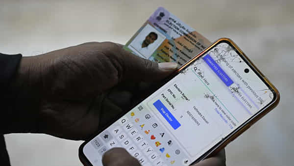 Voter Name Check: మీ ఓటు ఉందా..? గల్లంతైందా..? సెకన్లలోనే తెలుసుకోండిలా.. మొబైల్లో ఈ చిన్న మెస్సేజ్ పంపితే చాలు..