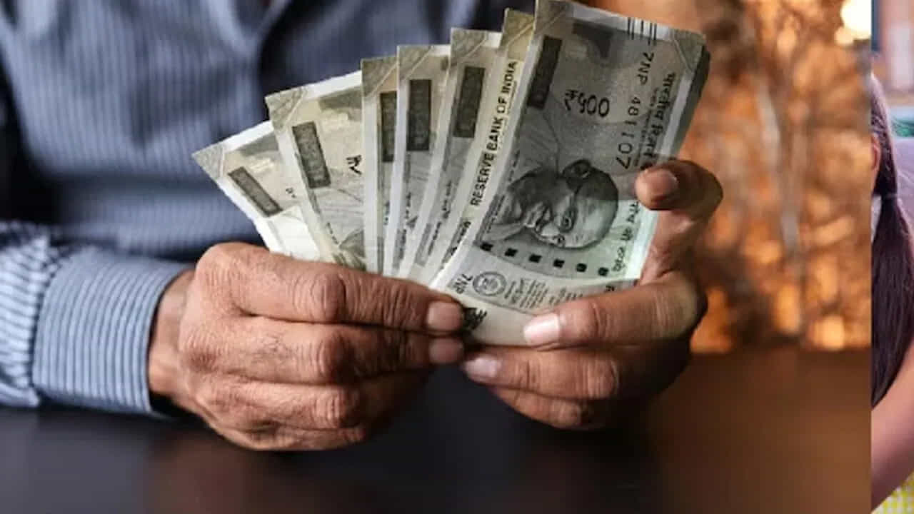 పూర్వీకులు, దేవుళ్ల ఫొటోలు..
వాస్తు ప్రకారం, పర్సులో దేవుళ్ళు, దేవతలు, పూర్వీకులు లేదా గురువుల చిత్రాలను ఉంచుకోవడం మానుకోవాలి. బదులుగా, ఒక చిన్న ఓం లేదా స్వస్తిక చిహ్నాన్ని ఉంచుకోవచ్చు. జీవించి ఉన్న కుటుంబ సభ్యుల చిత్రాలను ఉంచుకోవచ్చు, కానీ అవి శుభ్రంగా ఉండాలి. అటువంటి చిత్రాలు స్ఫూర్తినిస్తాయని, సానుకూల ఆలోచనలను ప్రోత్సహిస్తాయని నమ్ముతారు.