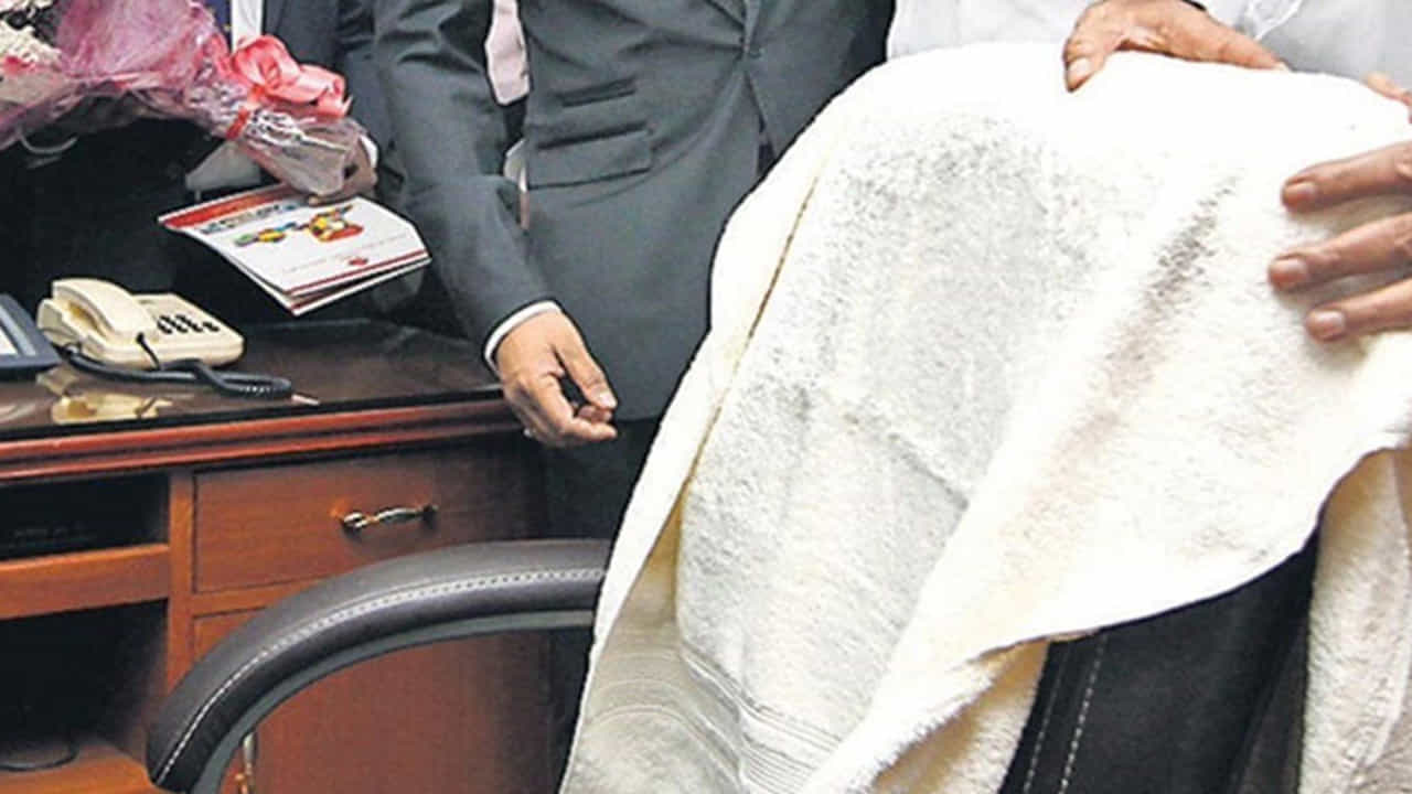 ఇంక కొంత మంది కథనాల ప్రకారం, బ్రిటిష్ అధికారులు తరచూ గుర్రాలపై దూర ప్రయాణాలు చేసే క్రమంలో దుమ్ము, చెమట నుంచి కాపాడుకోవడం కోసం నిత్యం తువ్వాళ్లను ఉపయోగించేవారంట. వారి పరిశుభ్రతలో భాగమైన ఇది చివరకు వారి యూనిఫామ్, కార్యాలయంలో కూడా భాగం అయ్యిందంట. అంతే కాకుండా గతంలో ఆఫీసులలో ఎయిర్ కండిషనింగ్ ఉండేది కాదు.