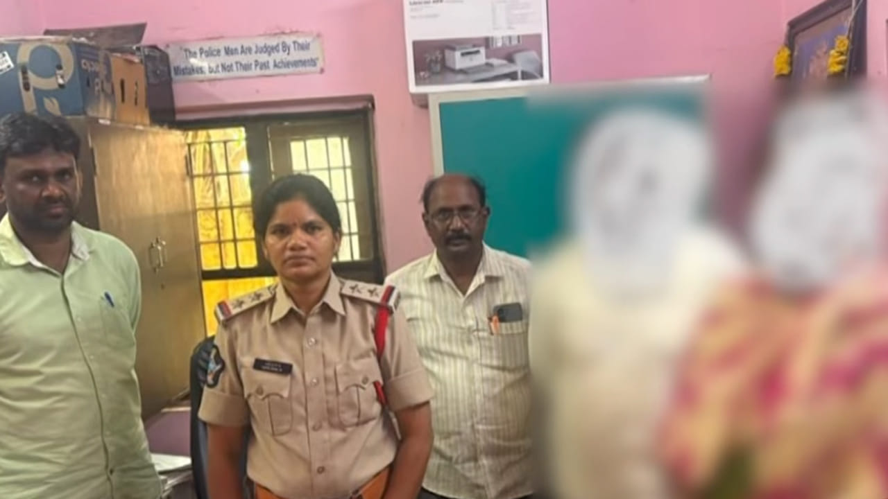 Andhra: వితంతు పెన్షన్ కోసం భర్త బ్రతికుండగానే ఈ మహిళ ఏం చేసిందో తెలుసా..?