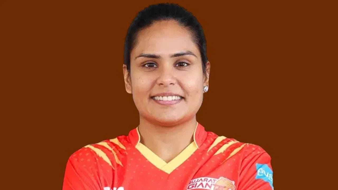 ఆయుషి సోని: భారత బ్యాటర్ ఆయుషి సోని కూడా రూ. 30 లక్షల కనీస ధరతో టెస్ట్‌కు సిద్ధమైంది. గత సీజన్‌లో గుజరాత్ జెయింట్స్ తరఫున ఆడిన ఆయుషి, ఈ ఏడాది వేలం జాబితాలోని సెట్-1లో చోటు దక్కించుకుంది.