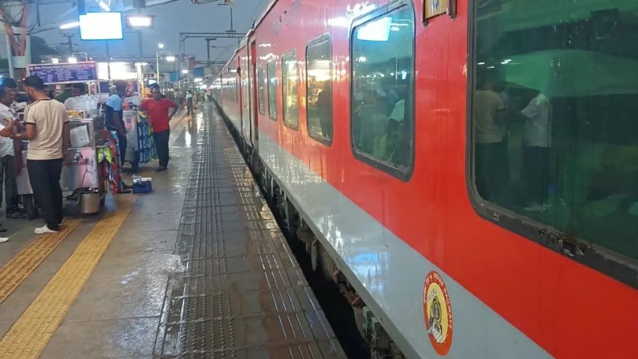 పసుపు రంగునే ఎందుకు ఉపయోగిస్తారు?: మిగతా రంగులతో పోలిస్తే పసుపు రంగు చాలా దూరం నుంచే స్పష్టంగా కనిపిస్తుంది. స్టేషన్‌లో ఎంత రద్దీ ఉన్నప్పటికీ ప్రయాణికులు ఈ లైన్‌ను సులభంగా గుర్తించగలుగుతారు. రైలు వల్ల ప్రయాణికులకు ఎలాంటి ప్రమాదం జరగకుండా, వారిని సురక్షితమైన దూరంలో ఉంచడమే ఈ పసుపు గీత ముఖ్య ఉద్దేశం.